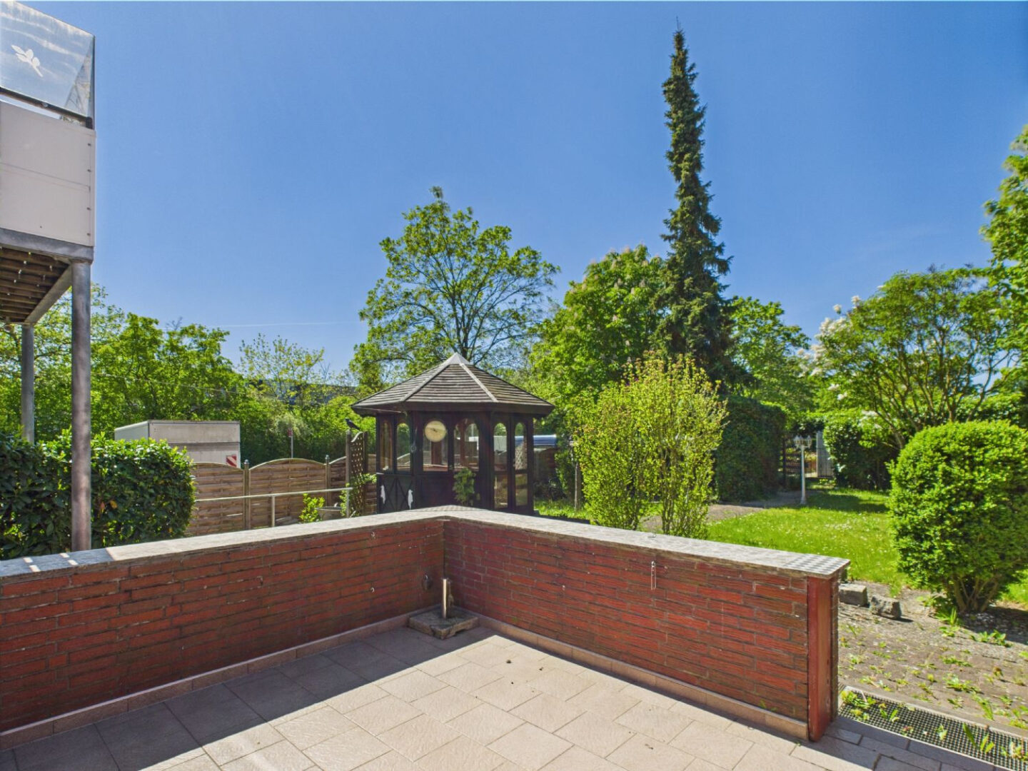 Blick von der Terrasse in den Garten