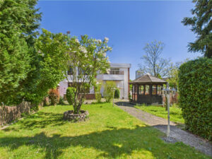 Blick vom Garten zum Haus