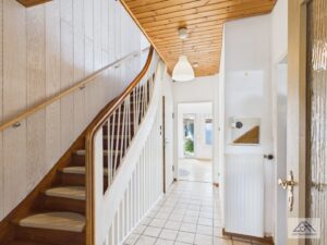 Flur EG mit Treppe zum OG