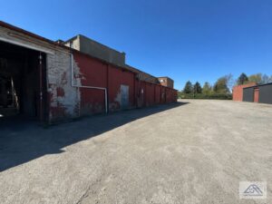 Halle 2500 m² Eingang.jpg