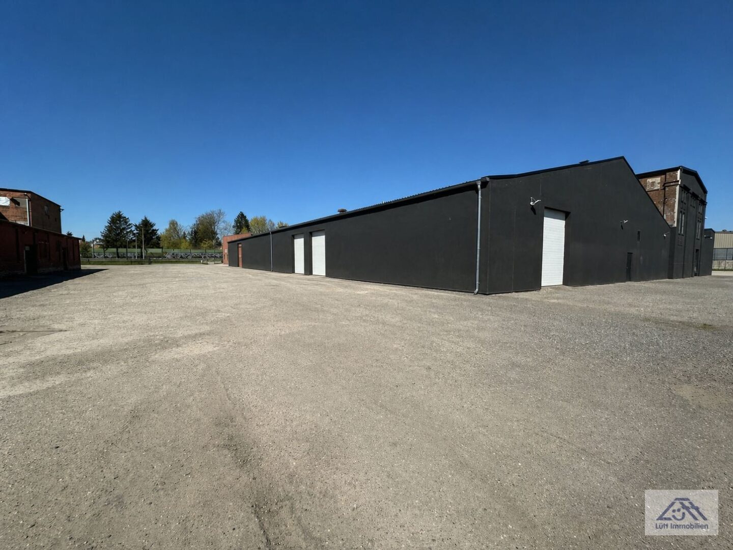 Halle 2500 m² außen.jpg