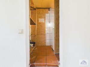 Waschkammer im Altbau Küche und Durchgang zum Anbau