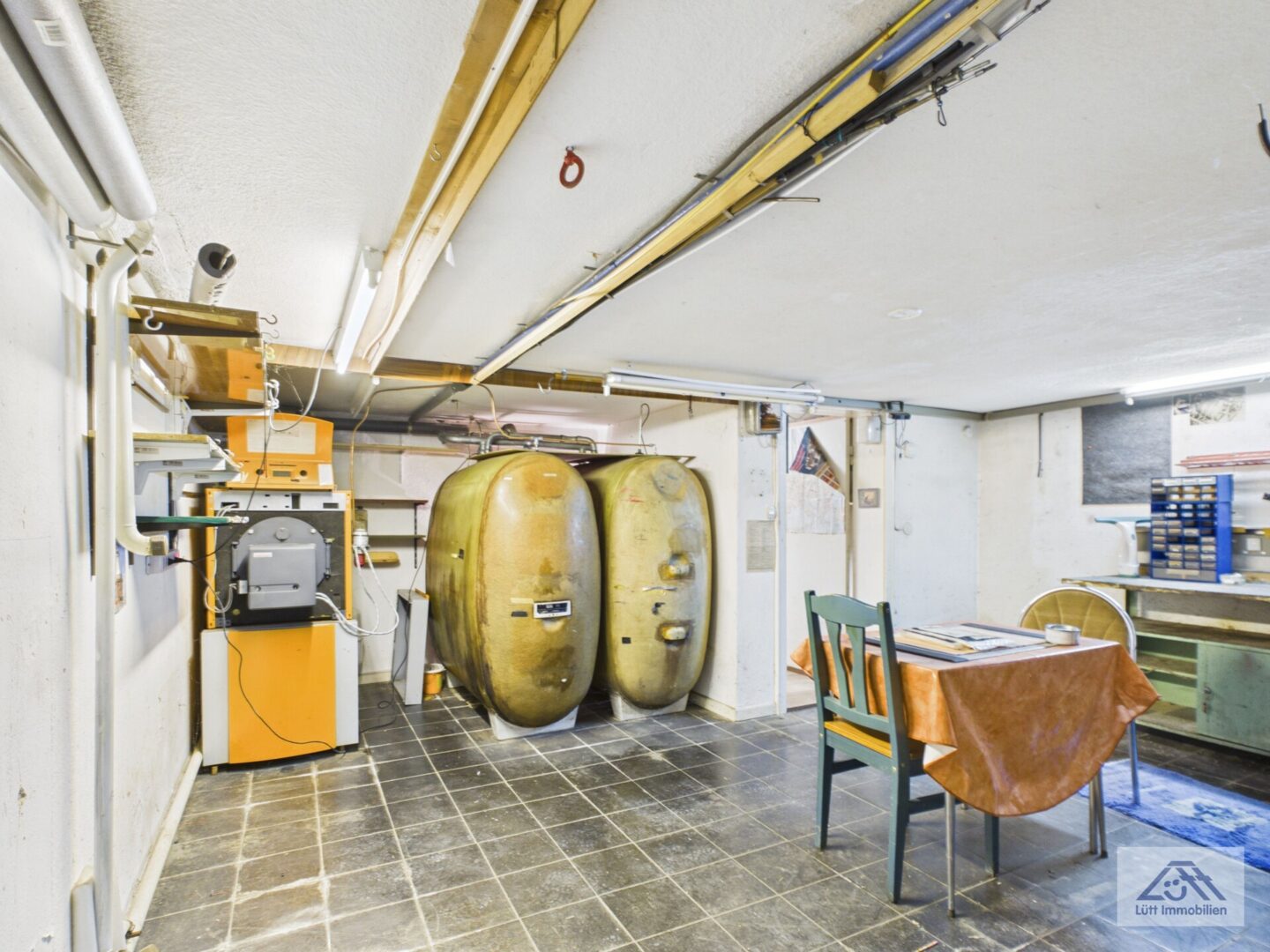 Großer Raum mit Heizung und Öltanks Keller