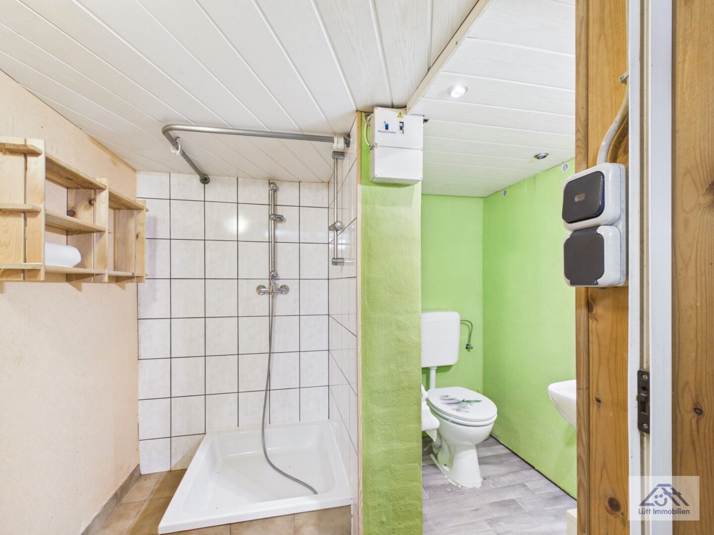 Duschbad mit WC im Keller