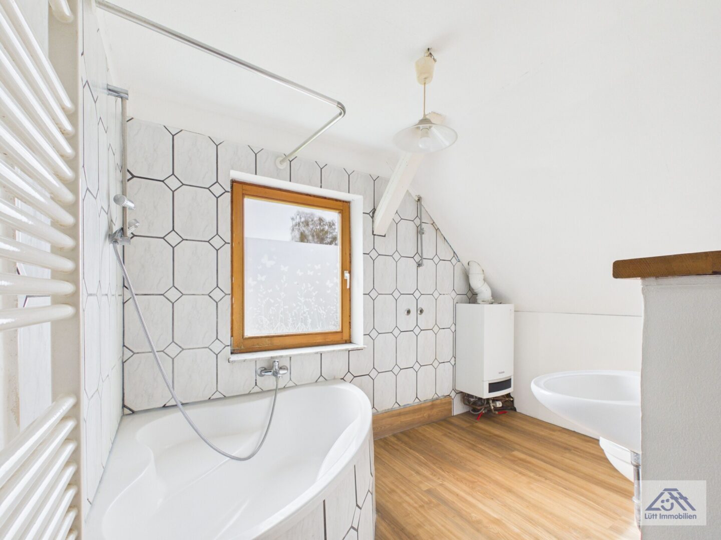 Badezimmer mit Gastherme DG Altbau