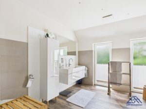 Badezimmer - Lütt Immobilien - Bönebüttel.jpg