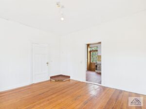 Zimmer 2 EG Altbau Blichrichtung Schornstein