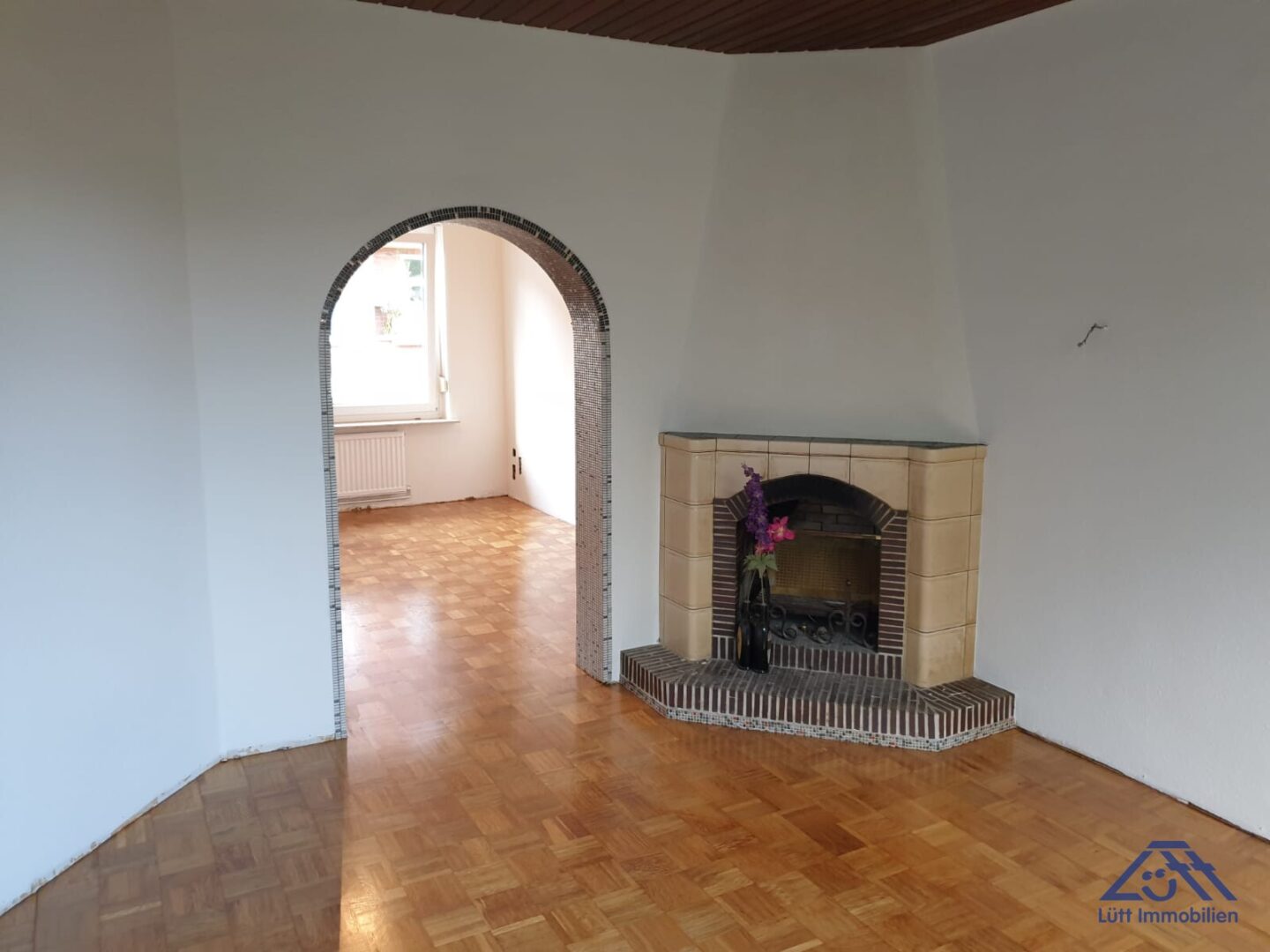 Wohnzimmer mit Kamin - Lütt Immobilien