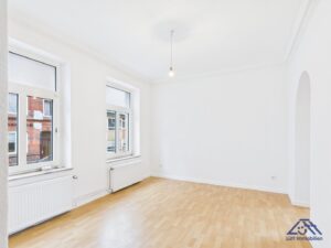 großes Zimmer Blick zur Straße