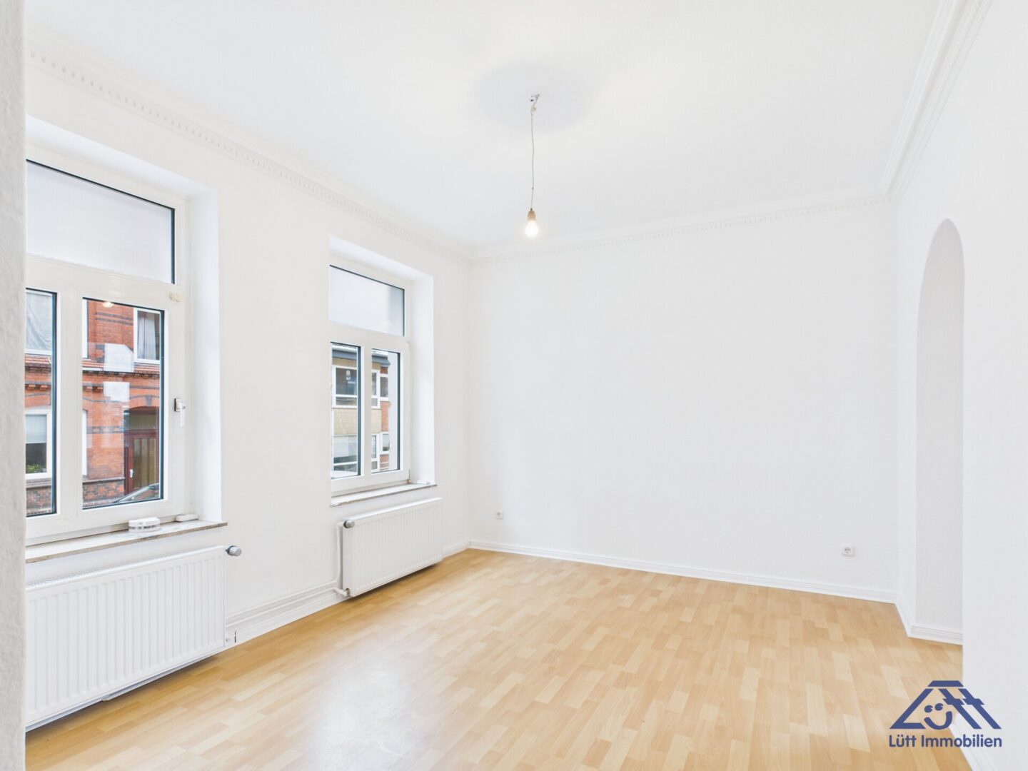 großes Zimmer Blick zur Straße