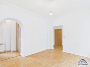großes Zimmer Blick zur Wohnungstür