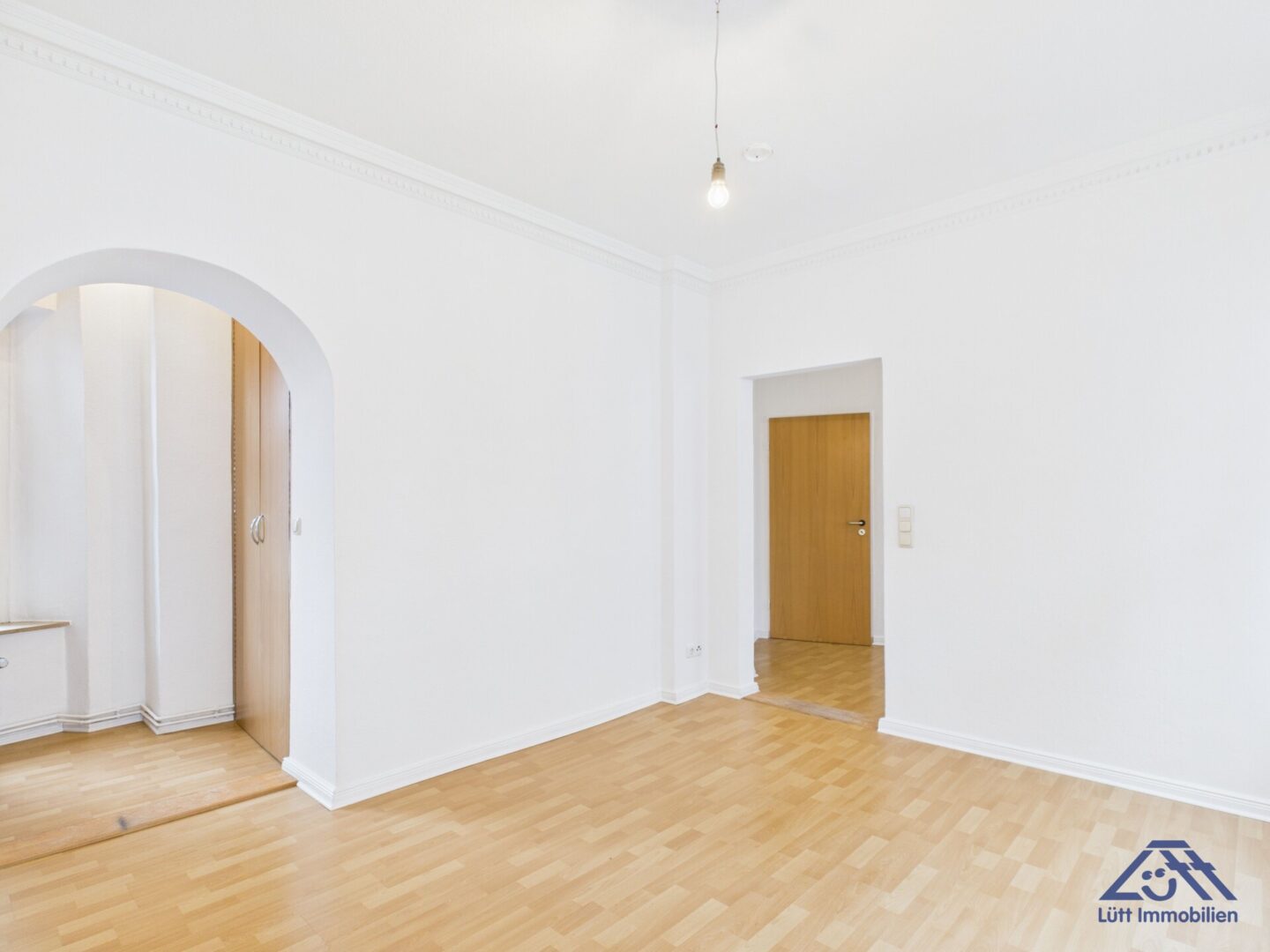 großes Zimmer Blick zur Wohnungstür
