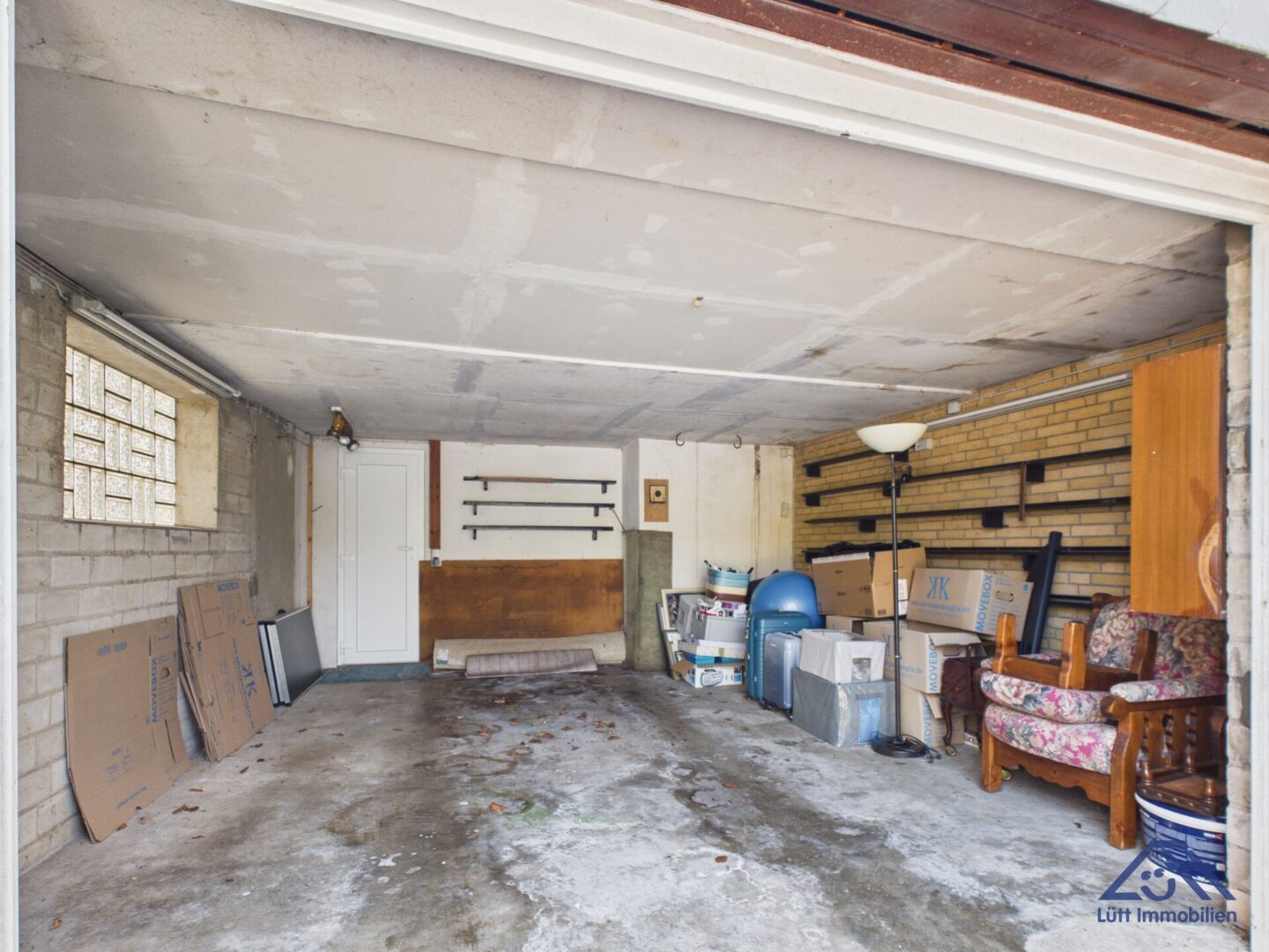 Garage mit Durchgang zur Wohnung - Lütt Immobilien - Schackendorf