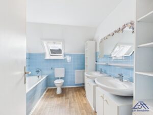 Badezimmer Dachgeschoss Ansicht 1 - Lütt Immobilien - Schackendorf