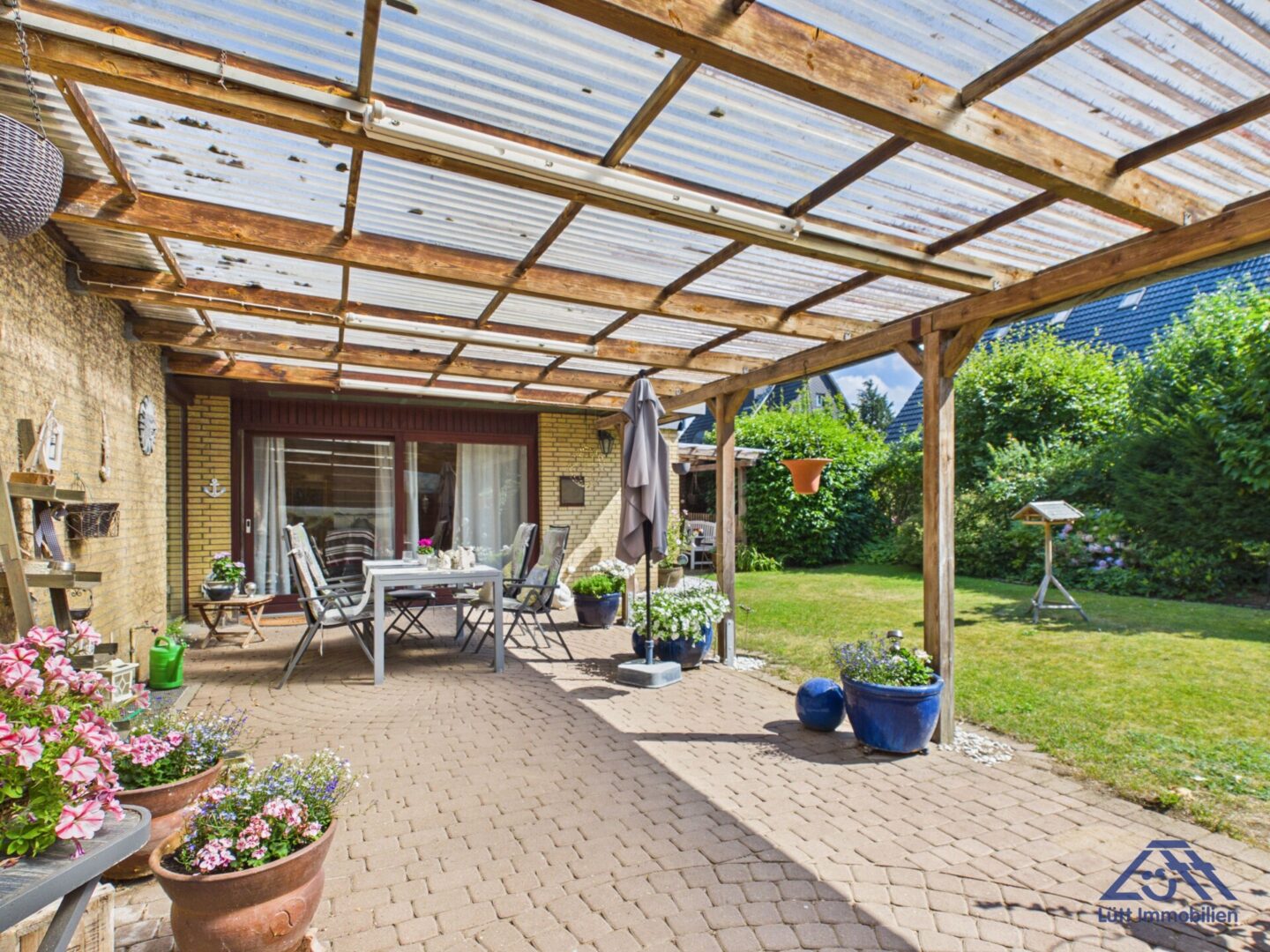 Überdachte Terrasse Ansicht 2 - Lütt Immobilien - Schackendorf