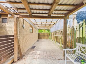 Überdachter Abstellplatz neben der Garage - Lütt Immobilien - Schackendorf
