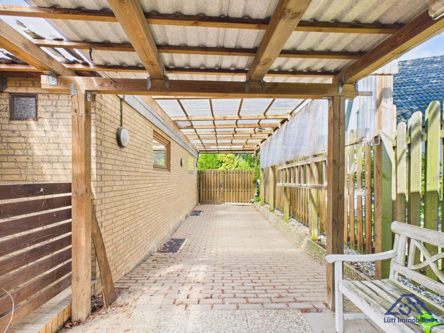 Überdachter Abstellplatz neben der Garage - Lütt Immobilien - Schackendorf
