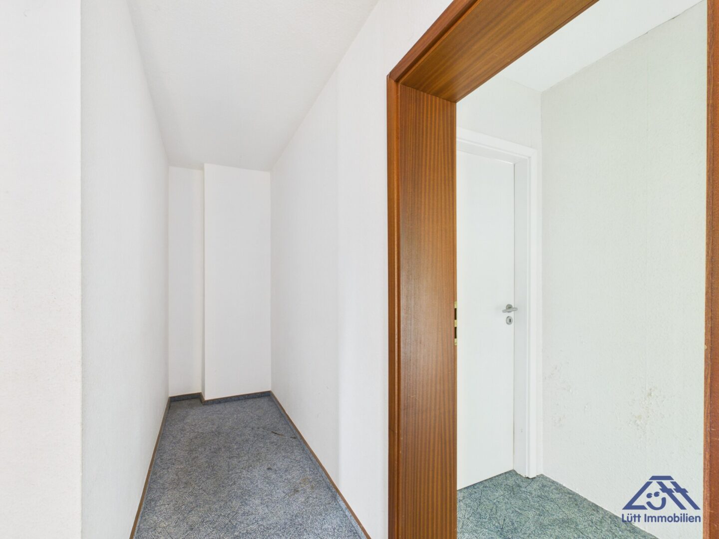 Flur 1.OG - Lütt Immobilien - Selent