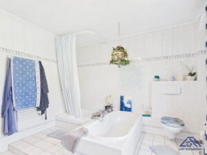Badezimmer EG Ansicht - Lütt Immobilien - Schackendorf