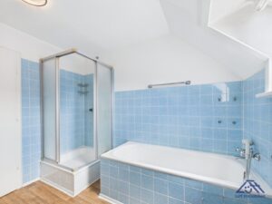 Badezimmer Dachgeschoss Ansicht - Lütt Immobilien - Schackendorf