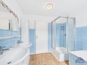 Badezimmer Dachgeschoss Ansicht - Lütt Immobilien - Schackendorf