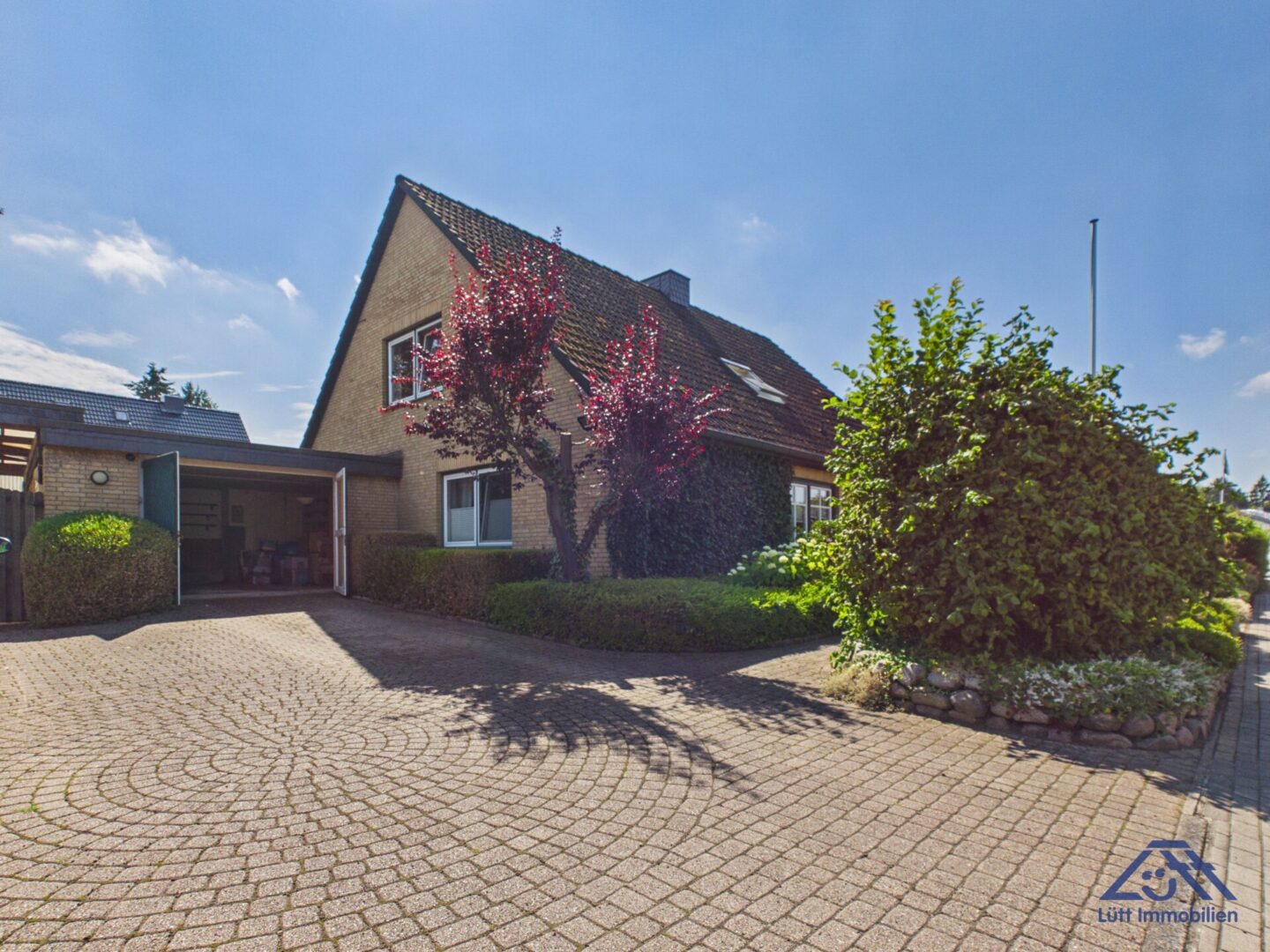 Freiplatz vor der Garage - Lütt Immobilien - Schackendorf
