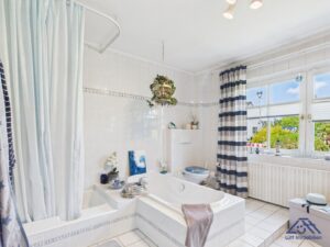 Badezimmer EG Ansicht - Lütt Immobilien - Schackendorf.