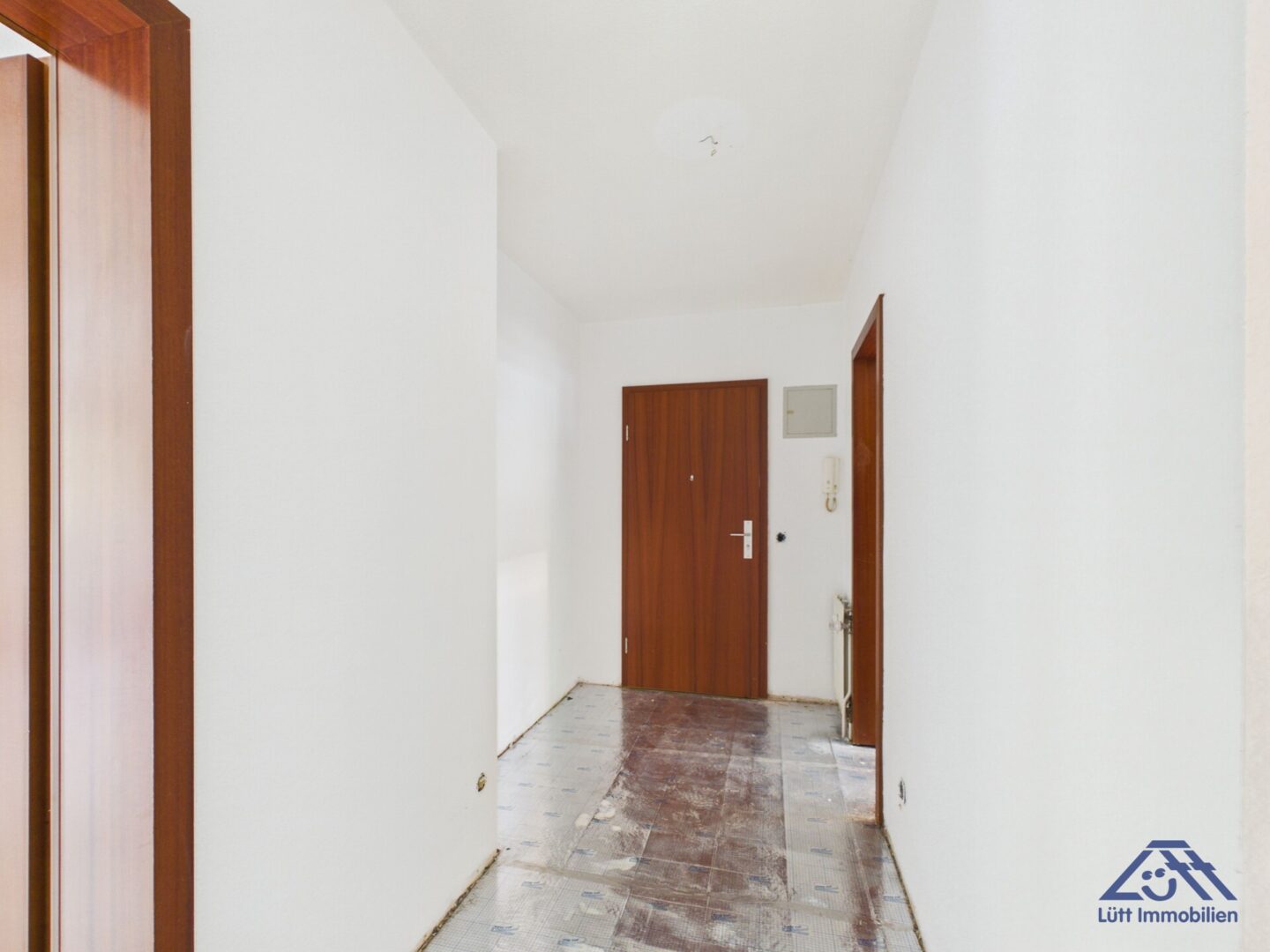 Flur Blick zur Wohnungstür - Lütt Immobilien - Kiel