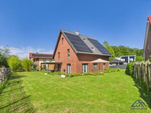 Blick Garten zum Haus - Lütt Immobilien Selent