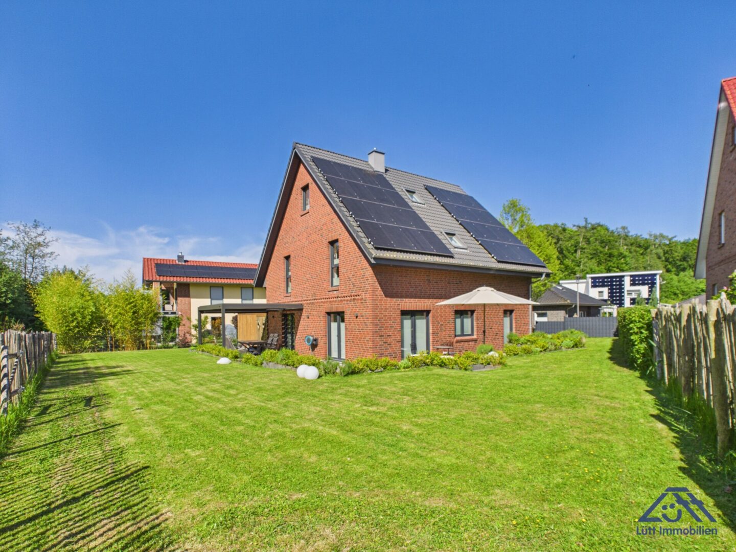 Blick Garten zum Haus - Lütt Immobilien Selent
