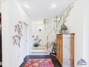 Flur EG mit Treppe zum OG - Lütt Immobilien - Kiel