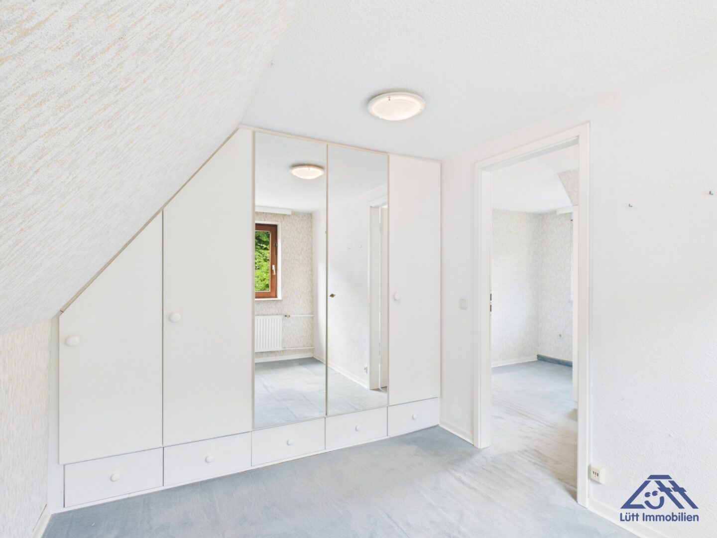 Zimmer DG Schrankwand - Lütt Immobilien - Kiel