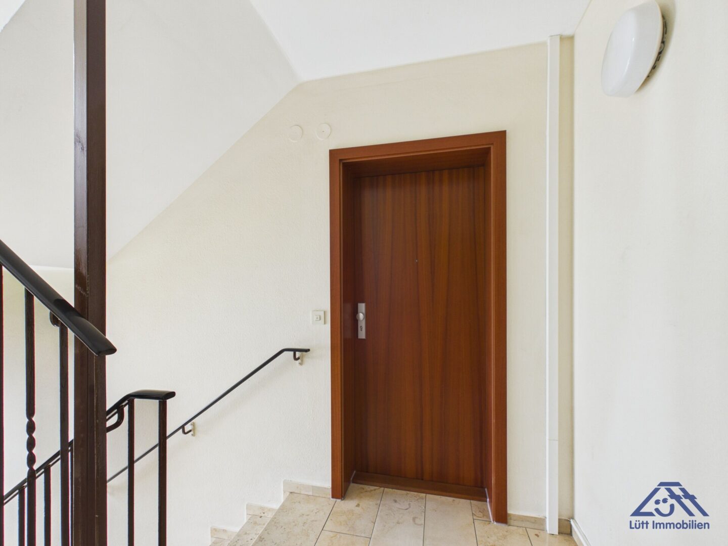 Treppenhaus Wohnungstür - Lütt Immobilien - Kiel