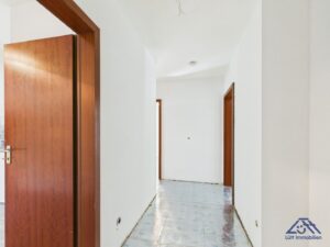 Flur Blick in die Wohnung - Lütt Immobilien - Kiel