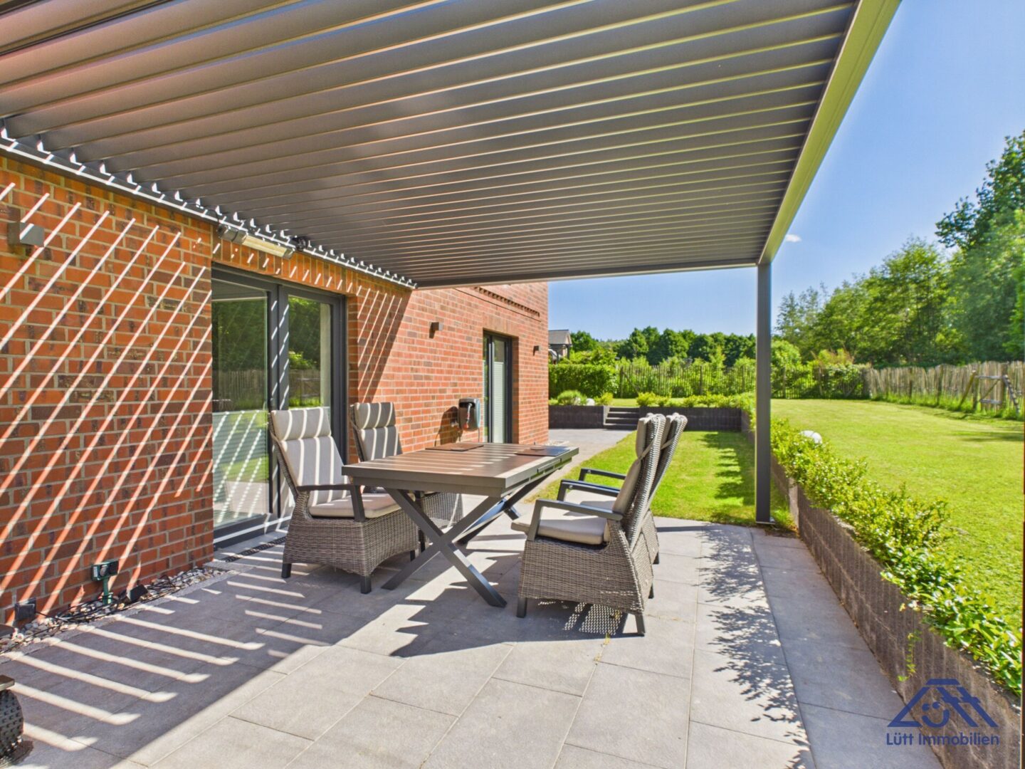 Terrasse mit Sonnenschutz - Lütt Immobilien Selent
