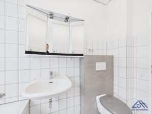 Badezimmer-Luett-Immobilien-Kiel-Gaarden.jpg