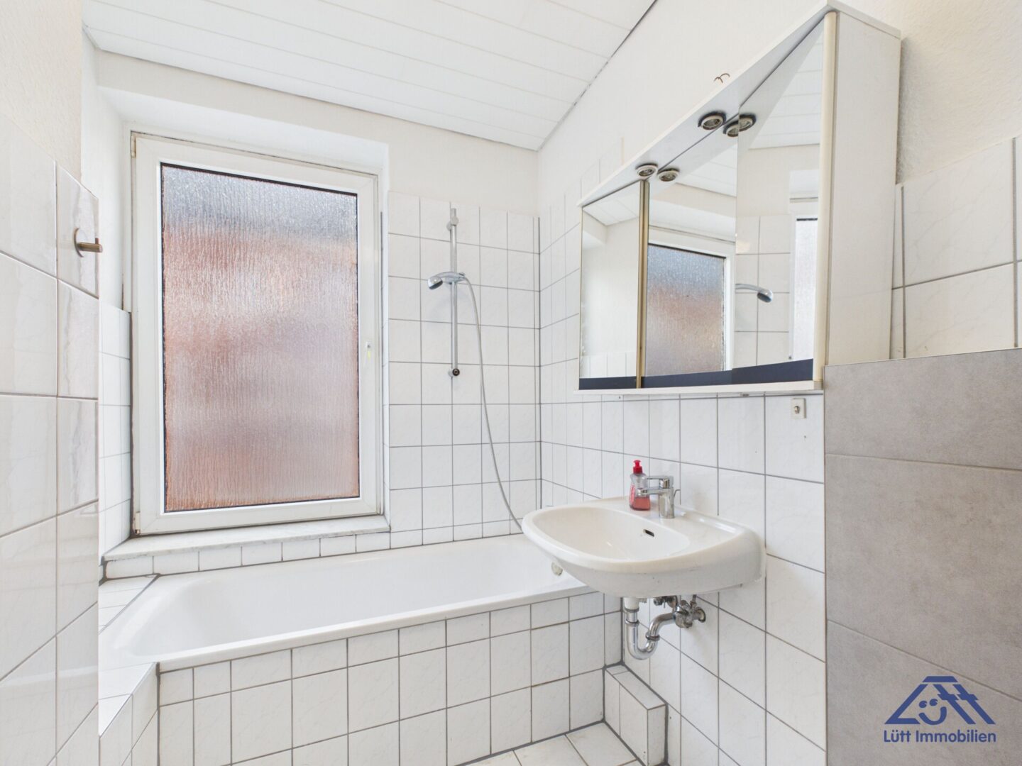 Badezimmer-Luett-Immobilien-Kiel-Gaarden.jpg