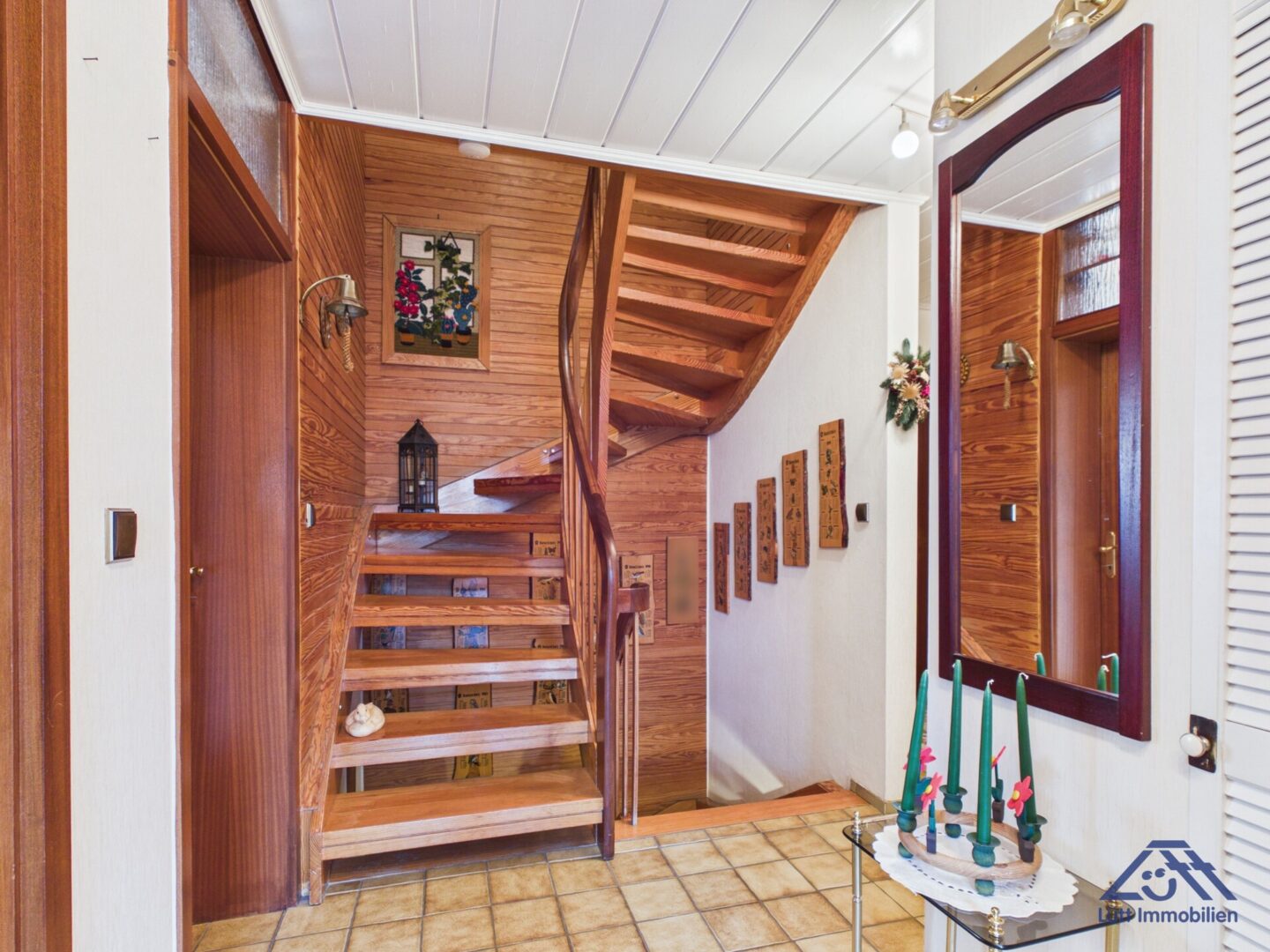 Flur Treppe zum Dachgeschoss - Lütt Immobilien Schwentin