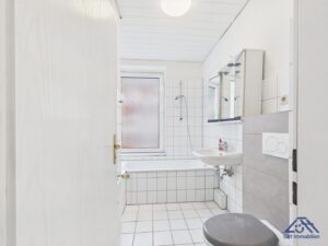 Badezimmer-Luett-Immobilien-Kiel-Gaarden.jpg