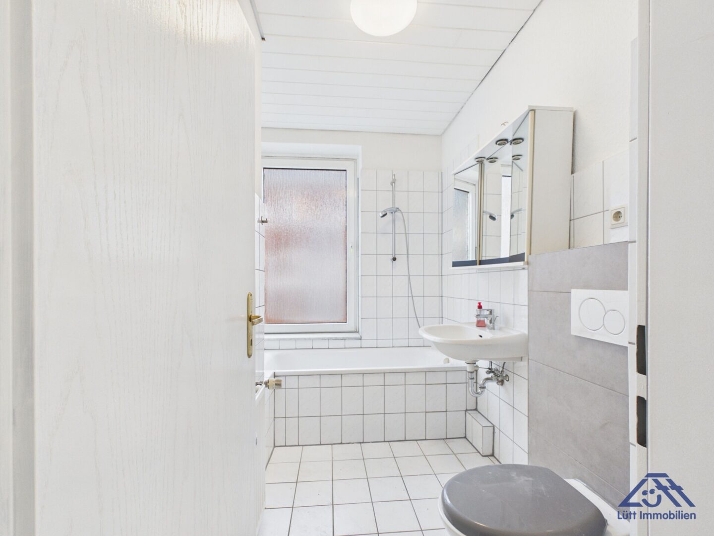 Badezimmer-Luett-Immobilien-Kiel-Gaarden.jpg